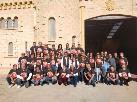 Los organizadores Maratón Musical Solidario 2023 posan delante de un castillo en Muñopedro